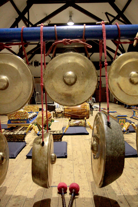 Ardisson gamelan featuring augmented instruments and light patterns